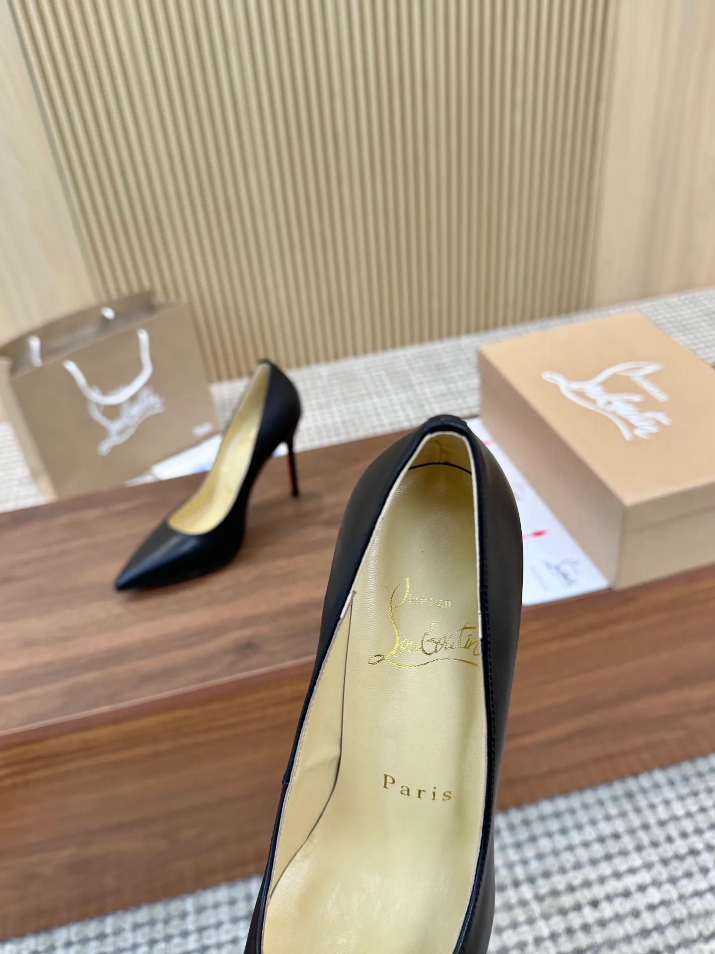 💕💕Factory direct selling price p440💕💕 Genuine leather sole +40 shipped all year round💝Christian Louboutin CL👠 "Imported cow patent leather💎Side hollow series" noble and luxurious, real blingbling👟👟 real materials, all customized by the pattern maker, and the materials are made of original customized materials to achieve the taste of the original 5 color options💍 Upper: Imported 👉cow patent leather💪 Lining: Sheepskin foot pad/lining Size: 34-40.41.42 Heel height: two options: 10.5cm and 8.5cm